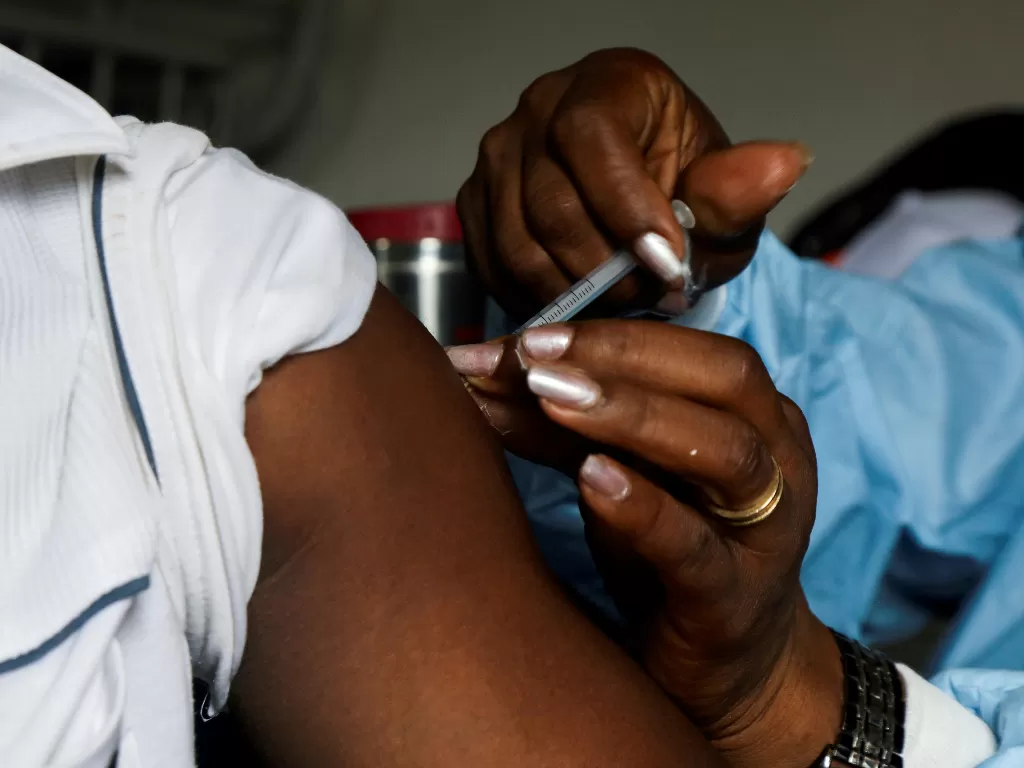 Warga Afrika Selatan jalani vaksin COVID-19. (REUTERS/LUC GNAGO)