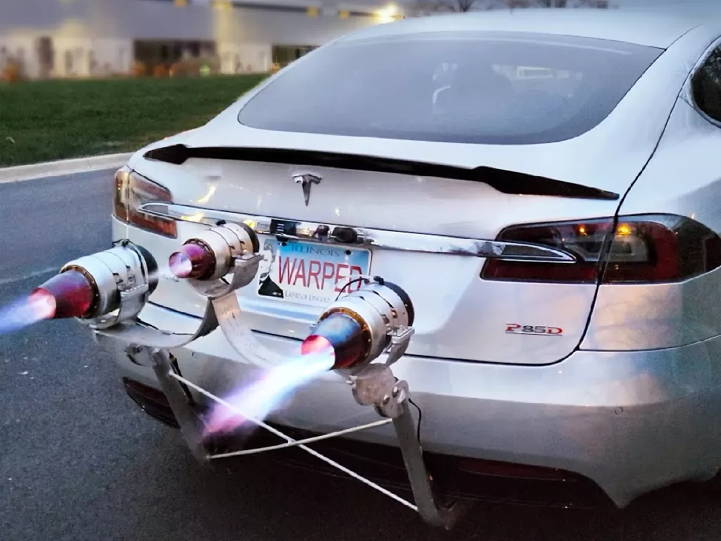 Mobil Tesla Model S yang dibekali tiga mesin jet (photo/YouTube/Warped Perception)