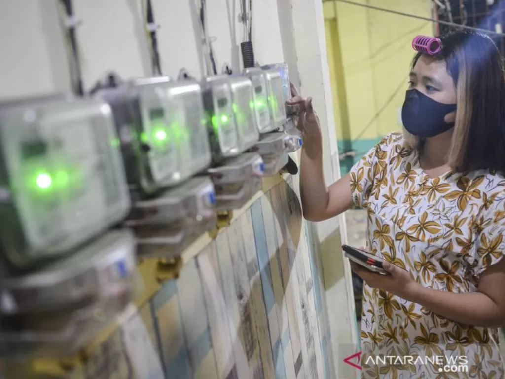 Warga memasukkan pulsa token listrik di salah satu indekos di Jakarta. (ANTARA/M Risyal Hidayat)