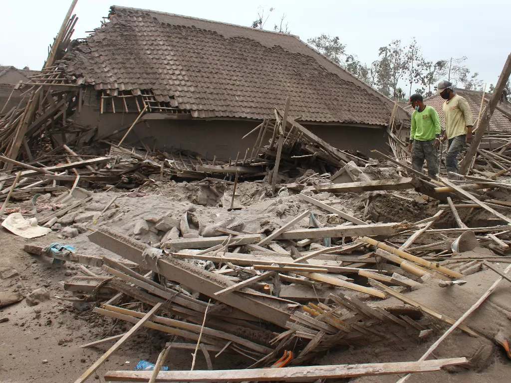 Warga mencari sisa barang dari rumahnya yang hancur akibat erupsi gunung Semeru di desa Supiturang, Lumajang, Jawa Timur, Minggu (5/12/2021). ANTARA FOTO/Ari Bowo Sucipto/foc.
