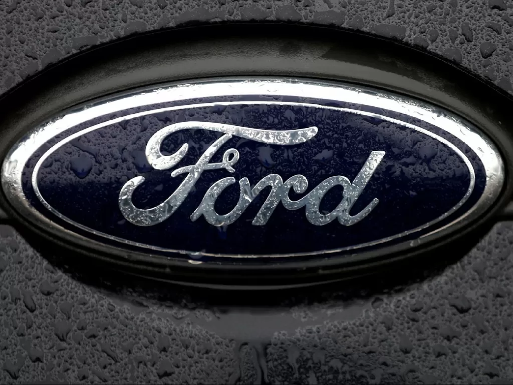 Tampilan logo perusahaan otomotif asal Amerika Serikat, Ford (photo/REUTERS/Francois Lenoir)