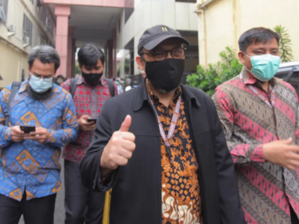 Novel Baswedan (kedua kanan) dan sejumlah mantan pegawai KPK lainnya berjalan keluar gedung usai mengikuti uji kompetensi di Gedung Transnasional Crime Center (TNCC), Divisi Humas Mabes Polri, Jakarta, Selasa (7/12/2021). (ANTARA FOTO/Reno Esnir)