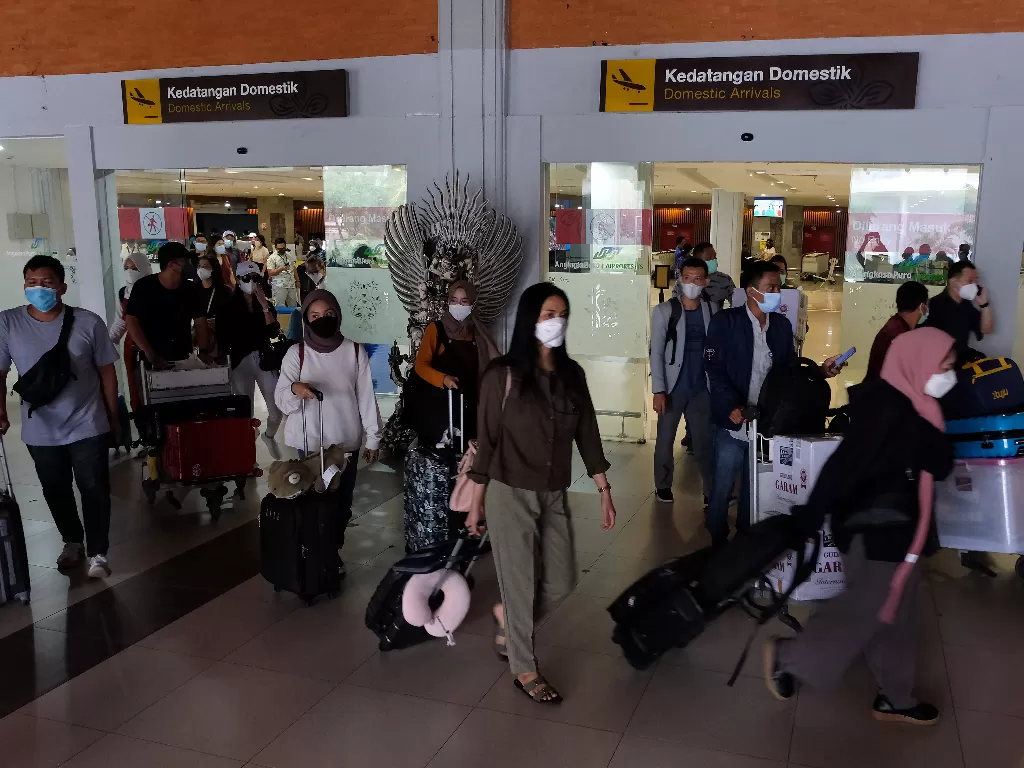 Ilustrasi warga liburan terminal kedatangan domestik setibanya di Bandara Internasional I Gusti Ngurah Rai, Badung, Bali sebelum PPKM Level 3 diterapkan yang akhirnya dibatalkan. (ANTARA FOTO/Nyoman Hendra Wibowo).                       