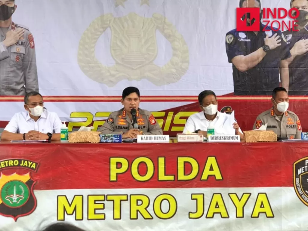 Konferensi pers Polda Metro Jaya terkait kasus pengeroyokan pelaku ormas PP dan penembakan di Tol Bintaro. (INDOZONE/Samsudhuha Wildansyah)