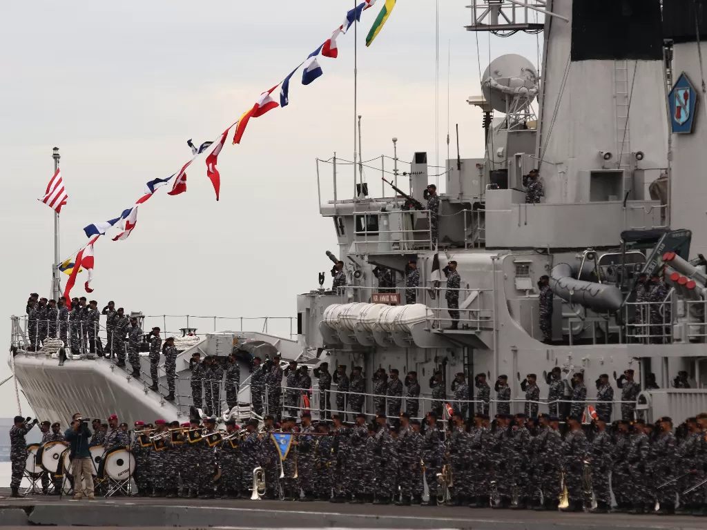 Sejumlah prajurit TNI Angkatan Laut mengikuti Upacara Hari Armada di Koarmada II, Surabaya, Jawa Timur, Senin (6/12/2021). (ANTARA FOTO/Didik Suhartono/wsj)