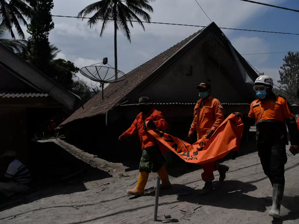 Tim SAR gabungan mengangkat kantong jenazah berisi potongan tubuh korban guguran awan panas Gunung Semeru di Desa Sumberwuluh, Lumajang, Jawa Timur, Selasa (7/12/2021).(ANTARA FOTO/Zabur Karuru/foc)