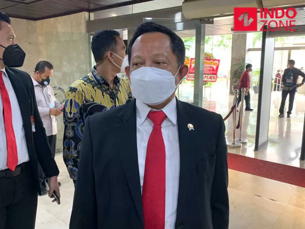 Menteri Dalam Negeri (Mendagri) Tito Karnavian di Kompleks Parlemen, Senayan, Jakarta, Selasa (7/12/2021). (INDOZONE/Harits Tryan Akhmad)