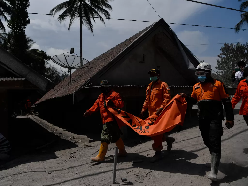 Tim SAR gabungan mengangkat kantong jenazah yang berisi potongan tubuh korban yang ditemukan tertimbun material guguran awan panas Gunung Semeru di Desa Sumberwuluh, Lumajang, Jawa Timur, Selasa (7/12/2021). (ANTARA FOTO/Zabur Karuru/foc)