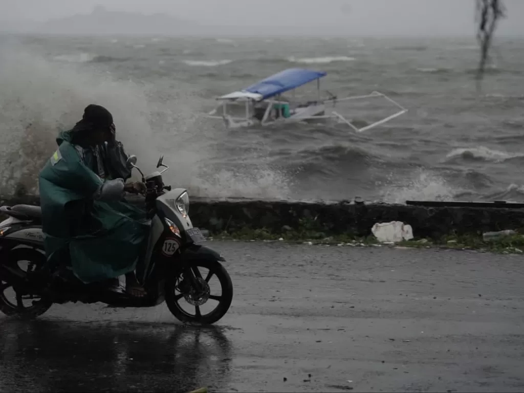 Cuaca buruk di Pesisir Cempae, perahu nelayan rusak diterjang ombak (Rudi Hartono/IDZ Creator Community)