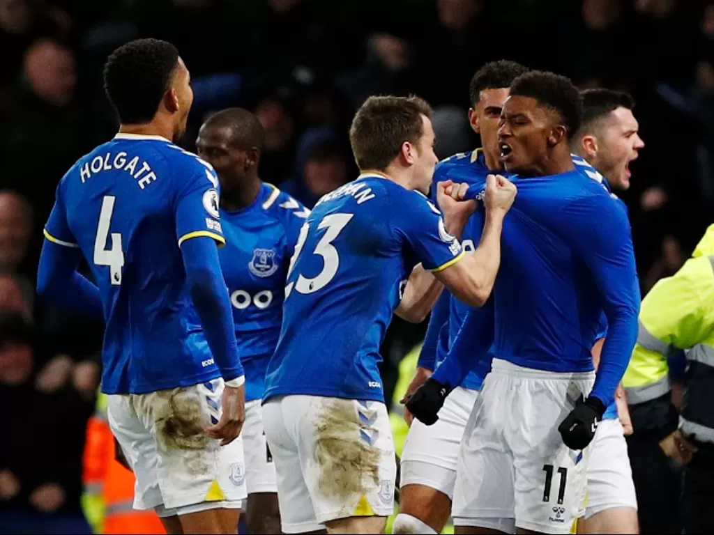 Pemain Everton merayakan kemenangan atas Arsenal di Liga Inggris 2021-2022. (REUTERS/Phil Noble)