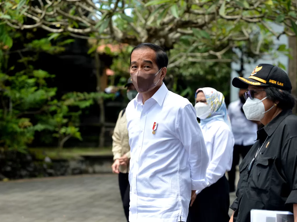 Presiden Joko Widodo (kiri) melakukan kunjungan ke kawasan Taman Hutan Raya Ngurah Rai, Denpasar, Bali, Kamis (2/12/2021). (ANTARA FOTO/Fikri Yusuf/hp)