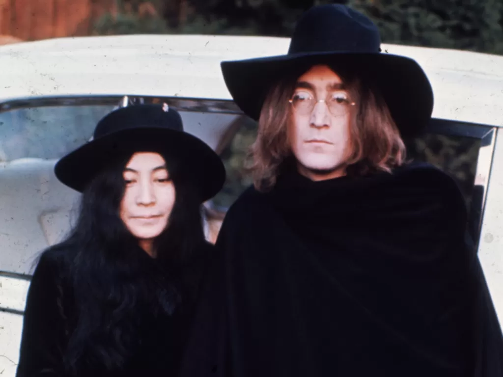 John Lennon dan Istrinya. (The Sun)