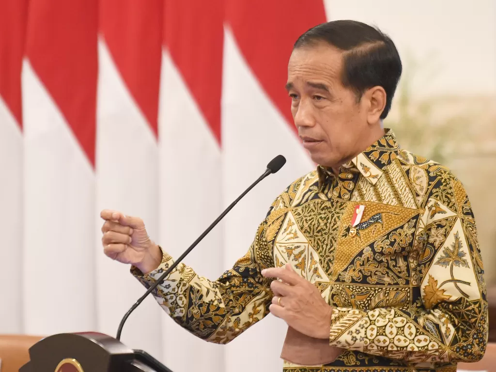 Presiden Joko Widodo memberikan arahan saat memimpin rapat terbatas (Ratas) di Istana Negara, Jakarta, Senin (29/11/2021). (ANTARA FOTO/Hafidz Mubarak A/rwa)