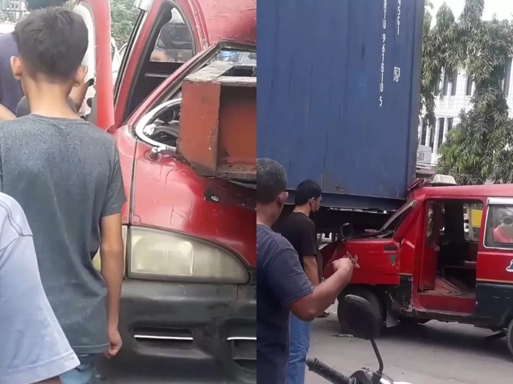 Tampilan angkot yang hancur saat menabrak truk kontainer. (photo/SS/Instagram/@devtr70)