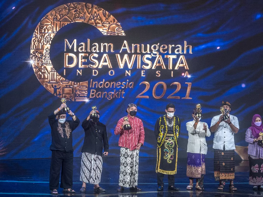 Menteri Pariwisata dan Ekonomi Kreatif Sandiaga Uno (tengah) berfoto bersama dengan para penerima penghargaan (ANTARA FOTO/Muhammad Adimaja)
