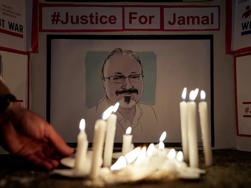 Committee to Protect Journalists melakukan aksi menyalakan lilin di depan Kedutaan Besar Saudi untuk memperingati kasus pembunuhan jurnalis Jamal Khashoggi. (REUTERS/Sarah Silbiger)