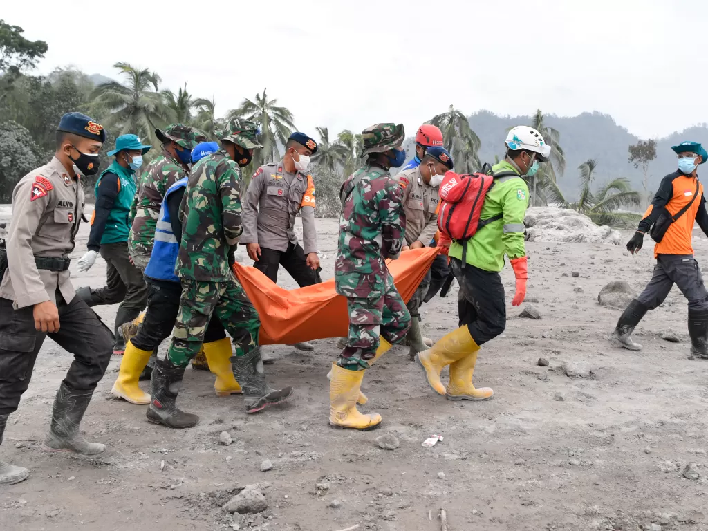 Tim SAR gabungan mengevakuasi jenazah korban yang tertimbun material guguran awan panas Gunung Semeru saat operasi pencarian korban di Desa Sumberwuluh, Lumajang, Jawa Timur, Senin (6/12/2021). (ANTARA FOTO-Zabur Karuru-wsj)