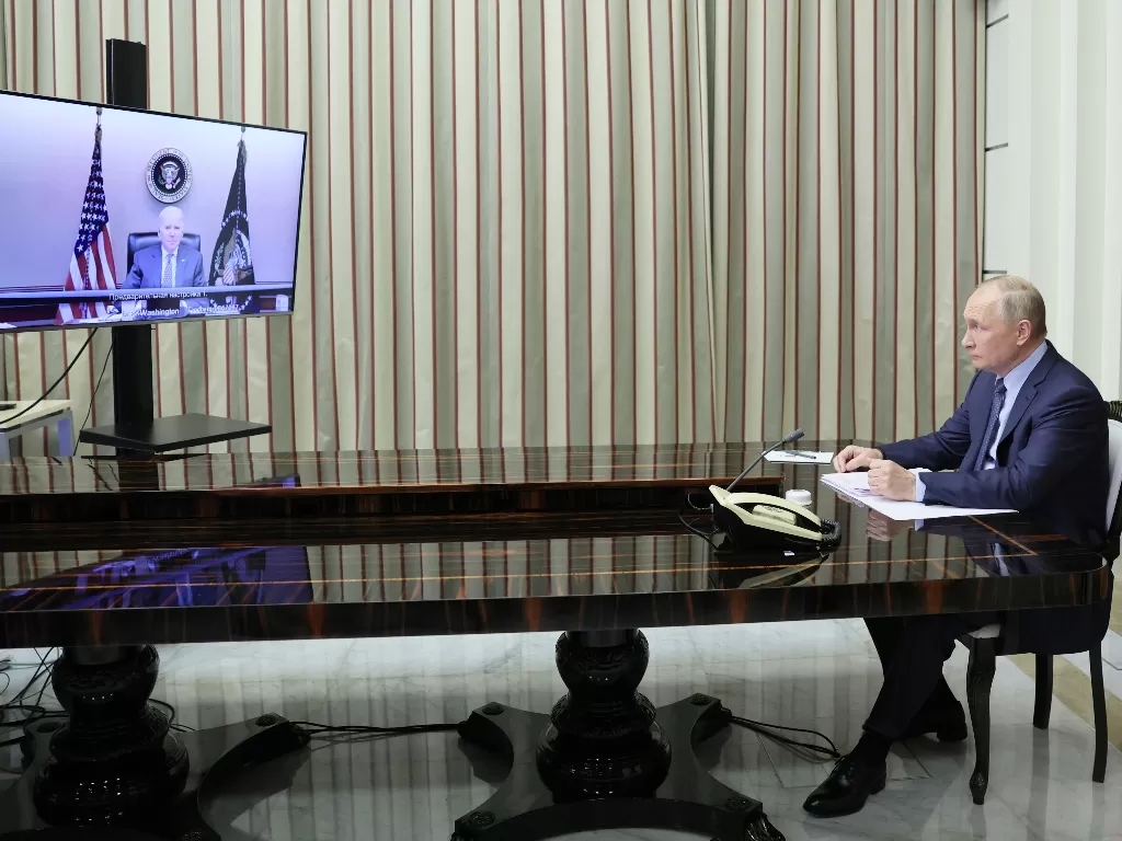 Panggilan video antara Joe Biden dengan Vladimir Putin. (Reuters/SPUTNIK)