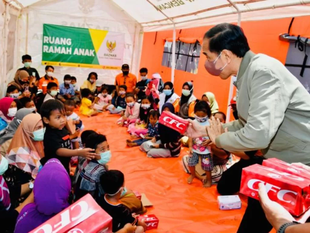 Presiden RI Joko Widodo mengunjungi posko pengungsian korban erupsi Gunung Semeru. (ANTARA/HO-Biro Pers Sekretariat Presiden)