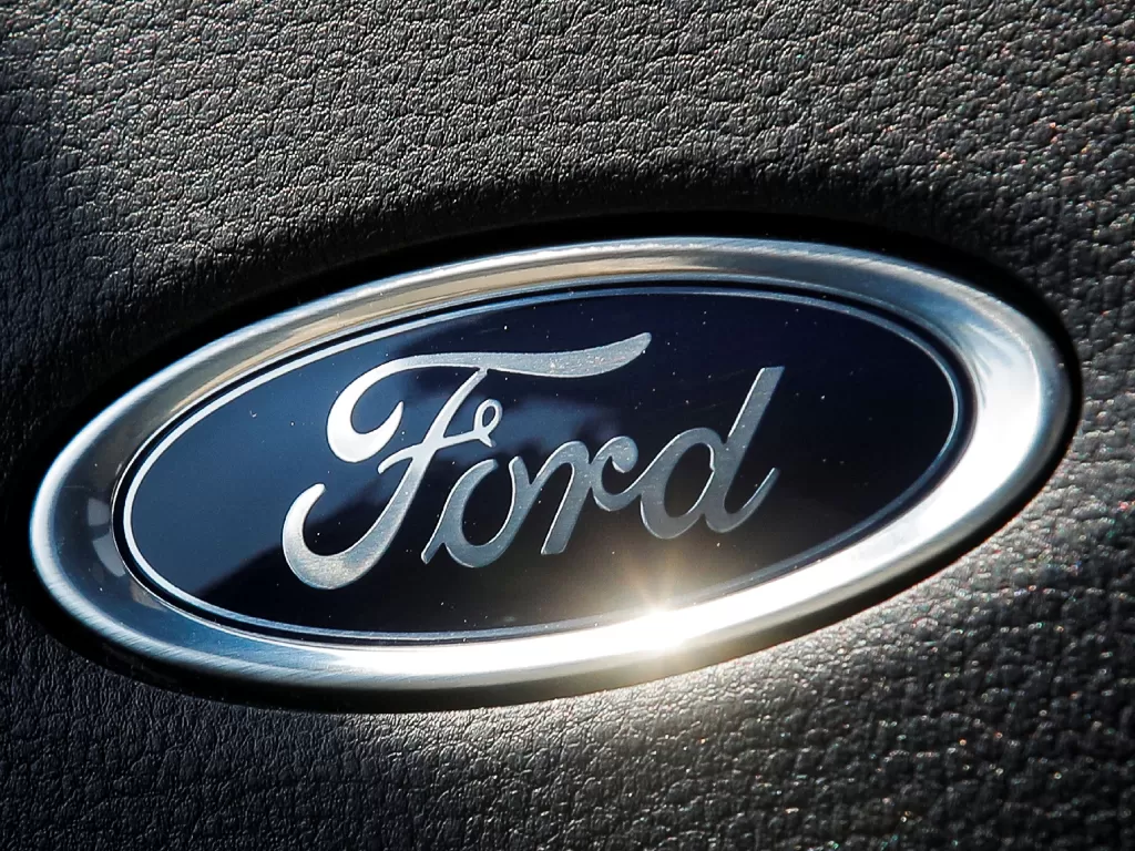 Tampilan logo produsen otomotif asal AS, Ford (photo/REUTERS/Brendan McDermid)
