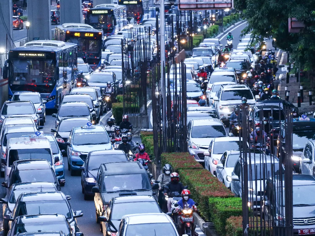 Sejumlah kendaraan terjebak kemacetan di kawasan Kuningan, Jakarta pasca pemerintah resmi membatalkan PPKM level 3. (ANTARA FOTO/Rivan Awal Lingga).