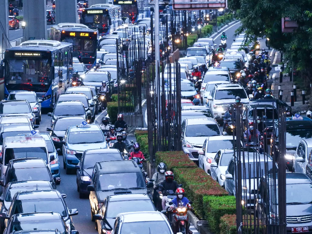 Sejumlah kendaraan terjebak kemacetan di kawasan Kuningan, Jakarta, Selasa (7/12/2021). Pemerintah resmi membatalkan kebijakan penerapan PPKM level 3 yang rencananya diterapkan di masa Natal dan Tahun Baru dan akan mengikuti asesmen situasi pandemi sesuai