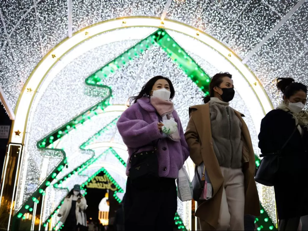 Warga menggunakan masker saat berjalan di distrik perbelanjaan Seoul, Korea Selatan, 1 Desember 2021. (REUTERS/Kim Hong-Ji)