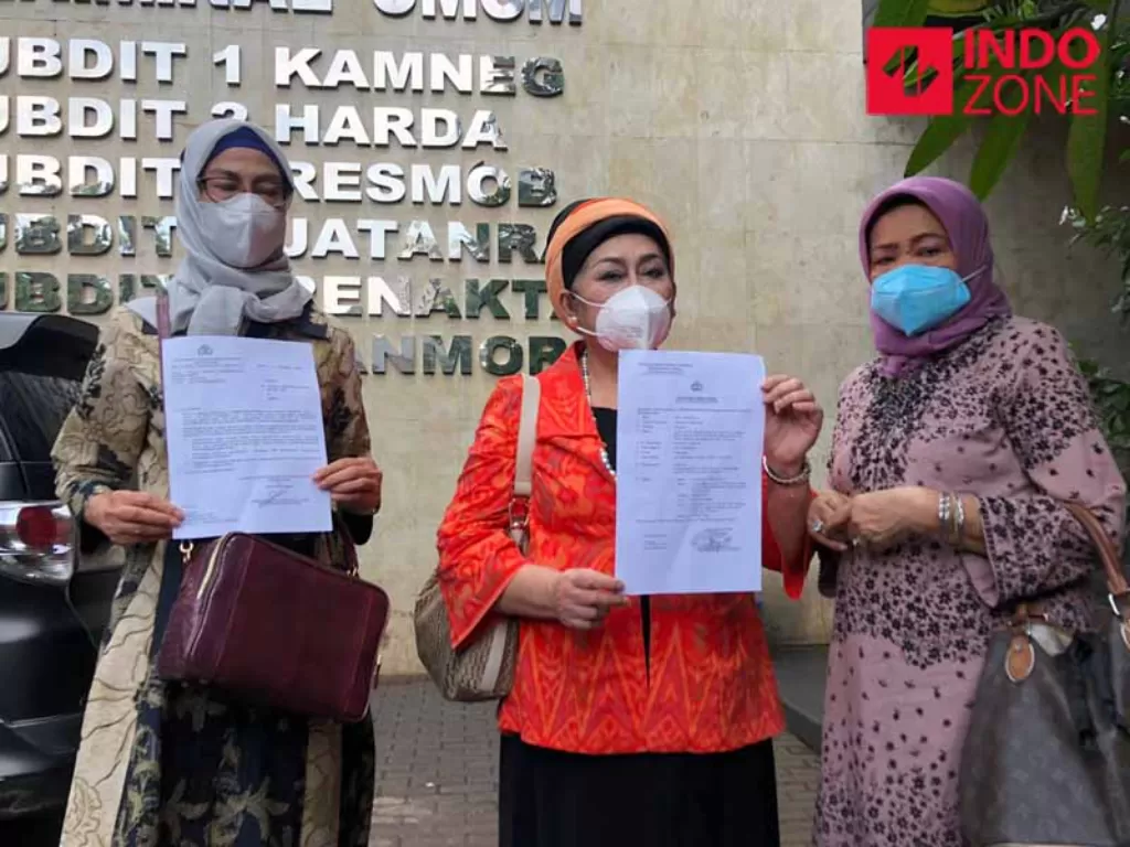 Pengacara Yayasan Dharma Bakti Indonesia Eva L Rahman (kiri) di Mapolda Metro Jaya, Jakarta. (INDOZONE/Samsudhuha Wildansyah).