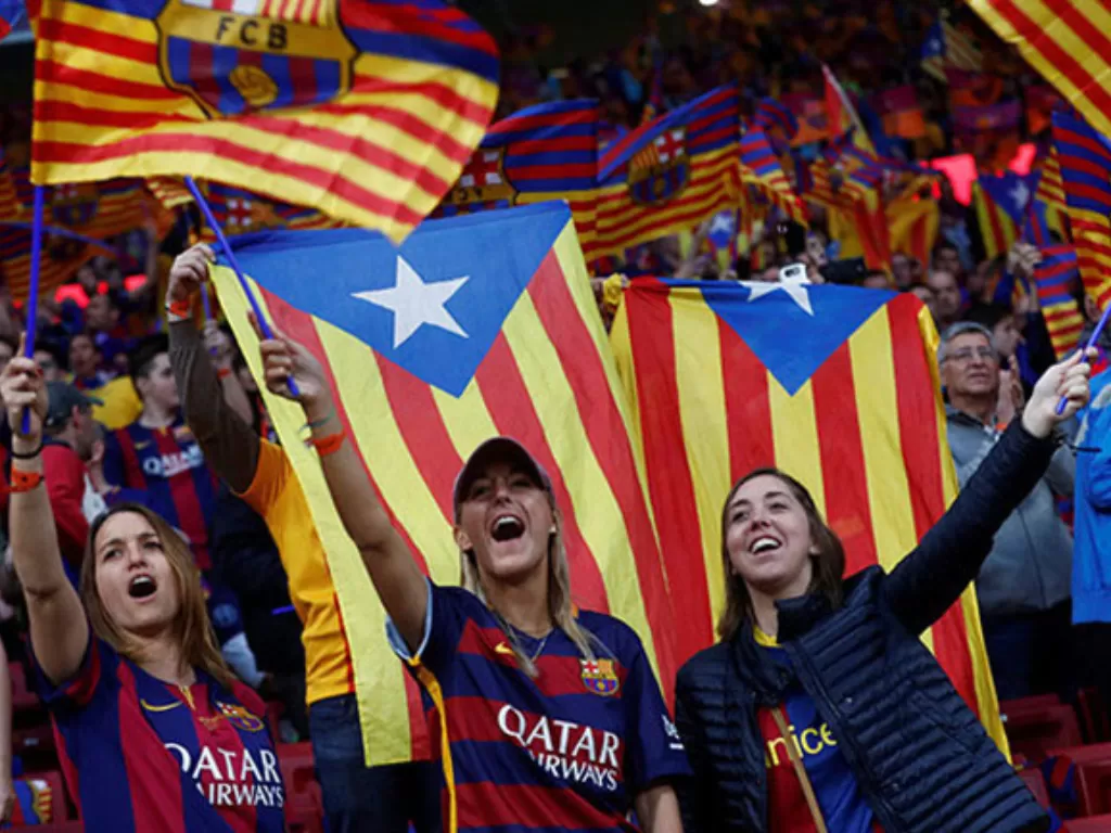  Fans atau suporter Barcelona. (REUTERS/Juan Medina)