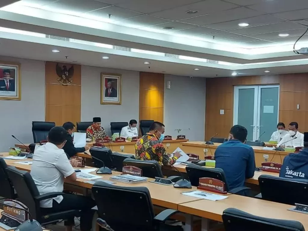 Komisi B DPRD DKI Jakarta menggelar rapat bersama PT Transportasi Jakarta. (ANTARA/Mentari Dwi Gayati)