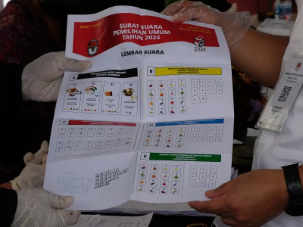 Simulasi pemungutan dan penghitungan suara dengan desain surat suara dan formulir yang disederhanakan di Kantor KPU Provinsi Bali, Denpasar, Bali, Kamis (2/12/2021). (ANTARA FOTO/Nyoman Hendra Wibowo)