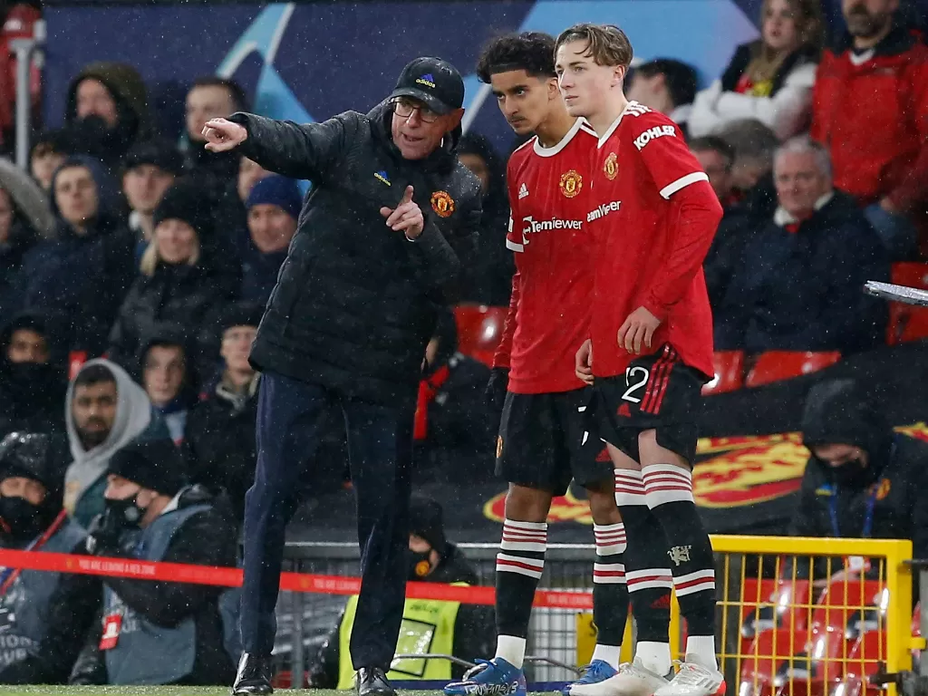 Ralf Rangnick dan pemain muda Manchester United (REUTERS/Craig Brough)