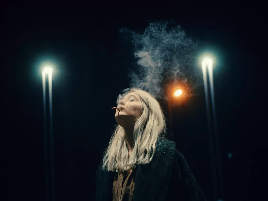 Seorang wanita sedang merokok. (Foto oleh Masha Raymers dari Pexels)
