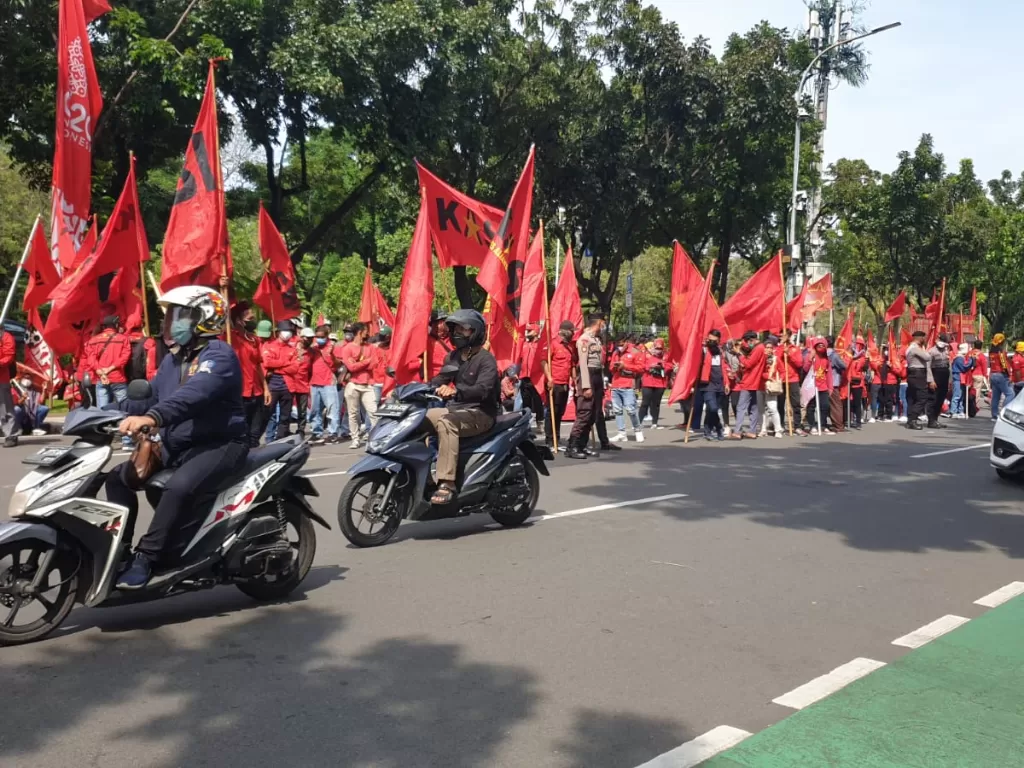 Demo buruh di depan Balai Kota DKI, Jumat (10/12/2021). (INDOZONE/Sarah Hutagaol)