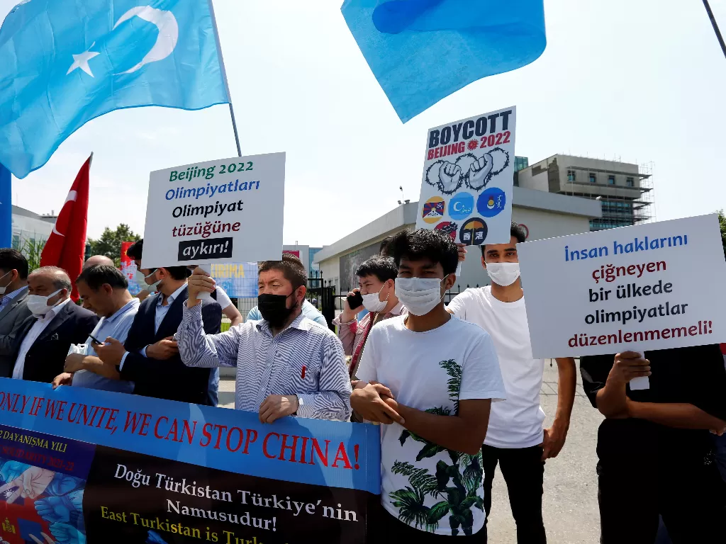 Protes etnis Uyghur di Istanbul Turki. (REUTERS/Dilara Senkaya)