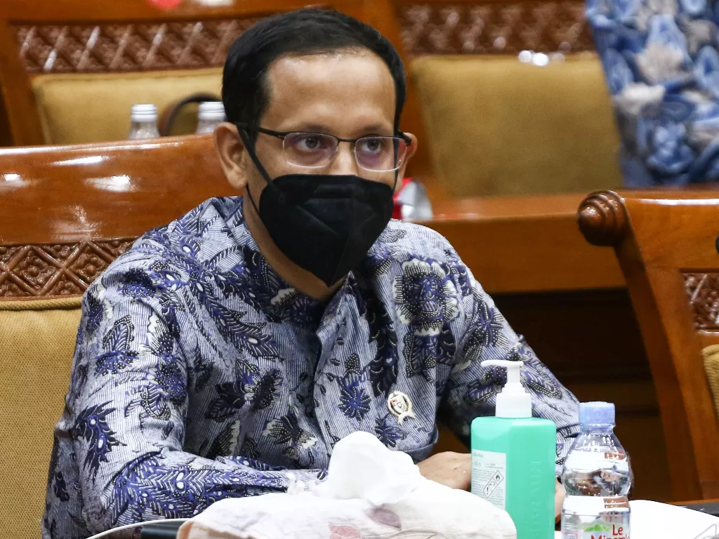 Mendikbud Ristek Nadiem Makarim mengikuti rapat kerja dengan Komisi X DPR di Kompleks Parlemen, Senayan, Jakarta, Rabu (1/12/2021). (photo/ANTARA FOTO/Rivan Awal Lingga)