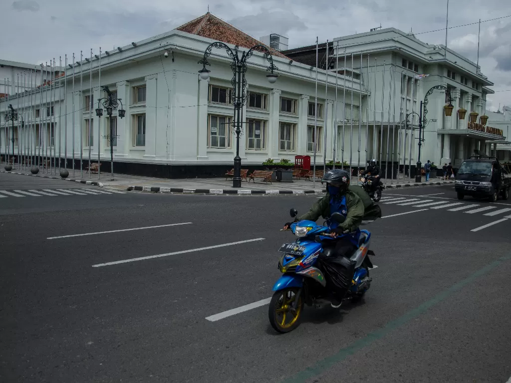 Pengendara melintasi ruas jalan Asia Afrika Kota Bandung, Jawa Barat. (ANTARA FOTO/Novrian Arbi)