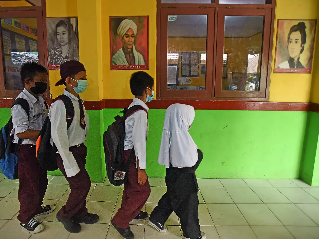 Sejumlah murid SD Negeri Sepang Kota Serang melintas di depan kelas di Serang, Banten, Senin (6/12/2021). (ANTARA FOTO/Asep Fathulrahman/wsj)