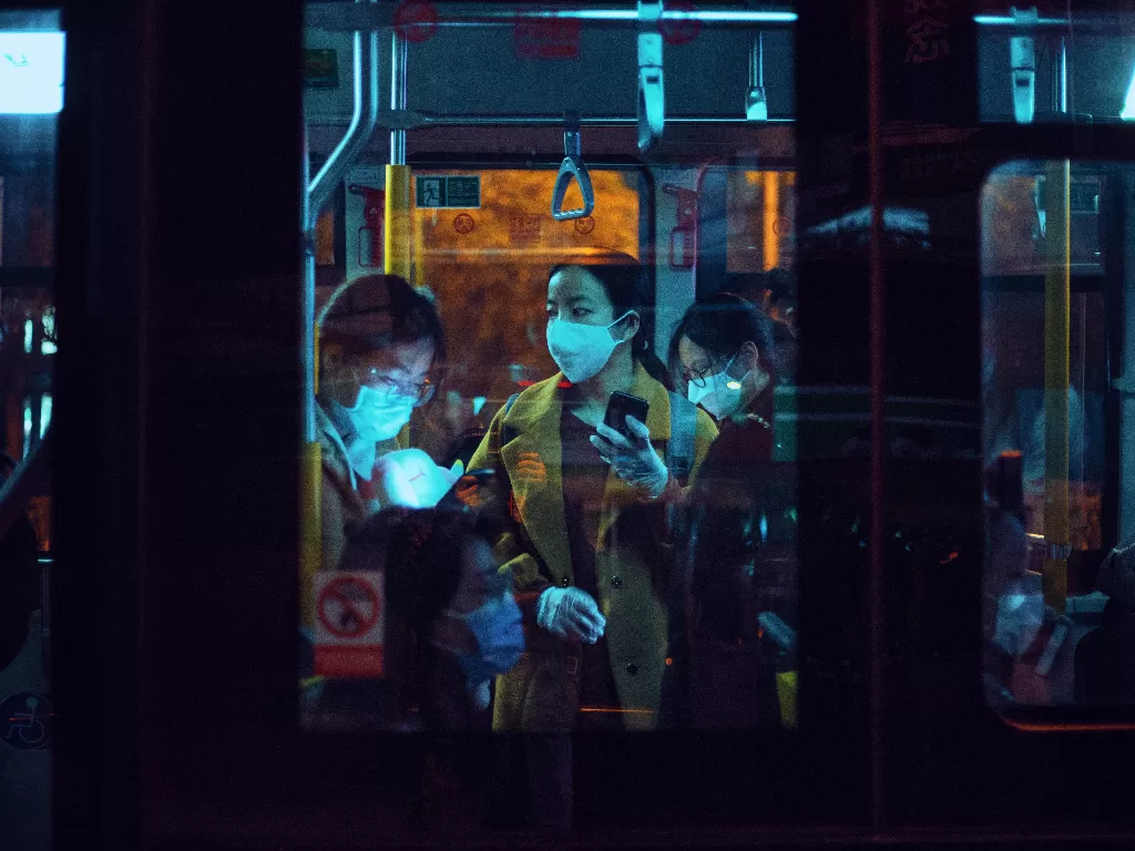 Ilustrasi wanita di dalam kereta mengenakan masker. (Foto oleh zydeaosika dari Pexels)