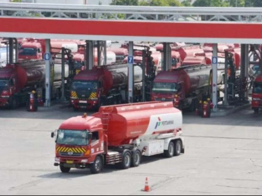 Pertamina Patra Niaga Region Sumbagsel menambah jam operasional Fuel Terminal (FT) Bahan Bakar Minyak (BBM) Pangkalbalam Provinsi Kepulauan Bangka Belitung, guna mengatasi kelangkaan BBM di Pulau Bangka. (ANTARA/Aprionis)