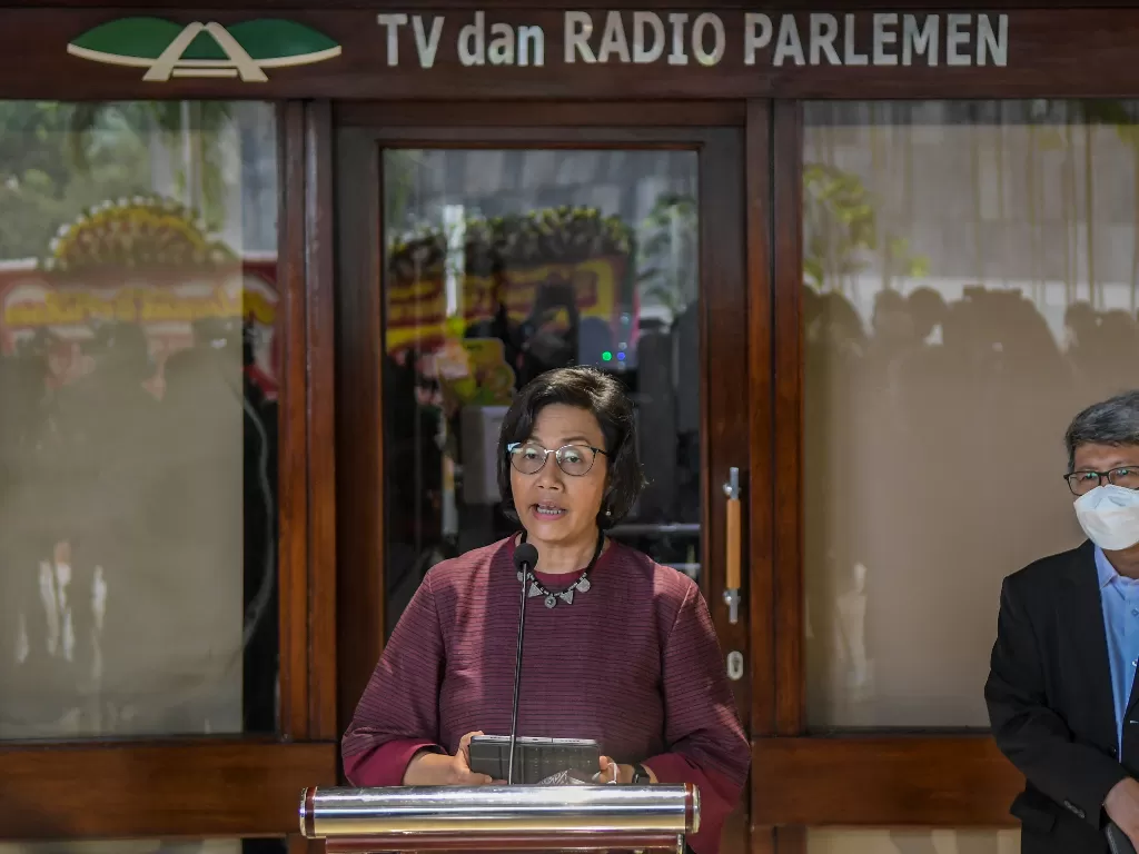 Menteri Keuangan Sri Mulyani memberikan keterangan pers usai menghadiri rapat paripurna DPR Ke-10 masa Persidangan II Tahun Sidang 2021-2022 di Kompleks Parlemen, Senayan, Jakarta, Selasa (7/12/2021). (ANTARA FOTO/Galih Pradipta/wsj)
