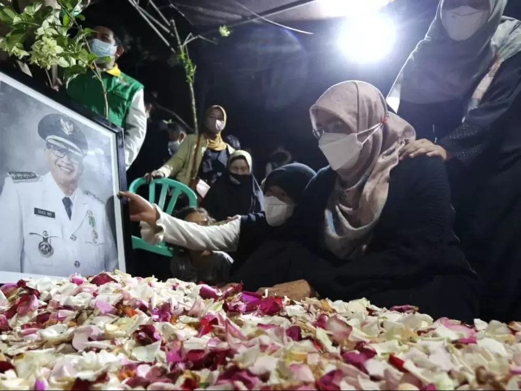 Siti Muntamah di pemakaman suaminya. (Instagram/@sitimuntamah_oded)