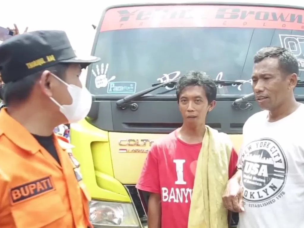 Bupati Lumajang, Thoriqul Haq memarahi sopir truk penambang pasir (YouTube/LUMAJANG TV)