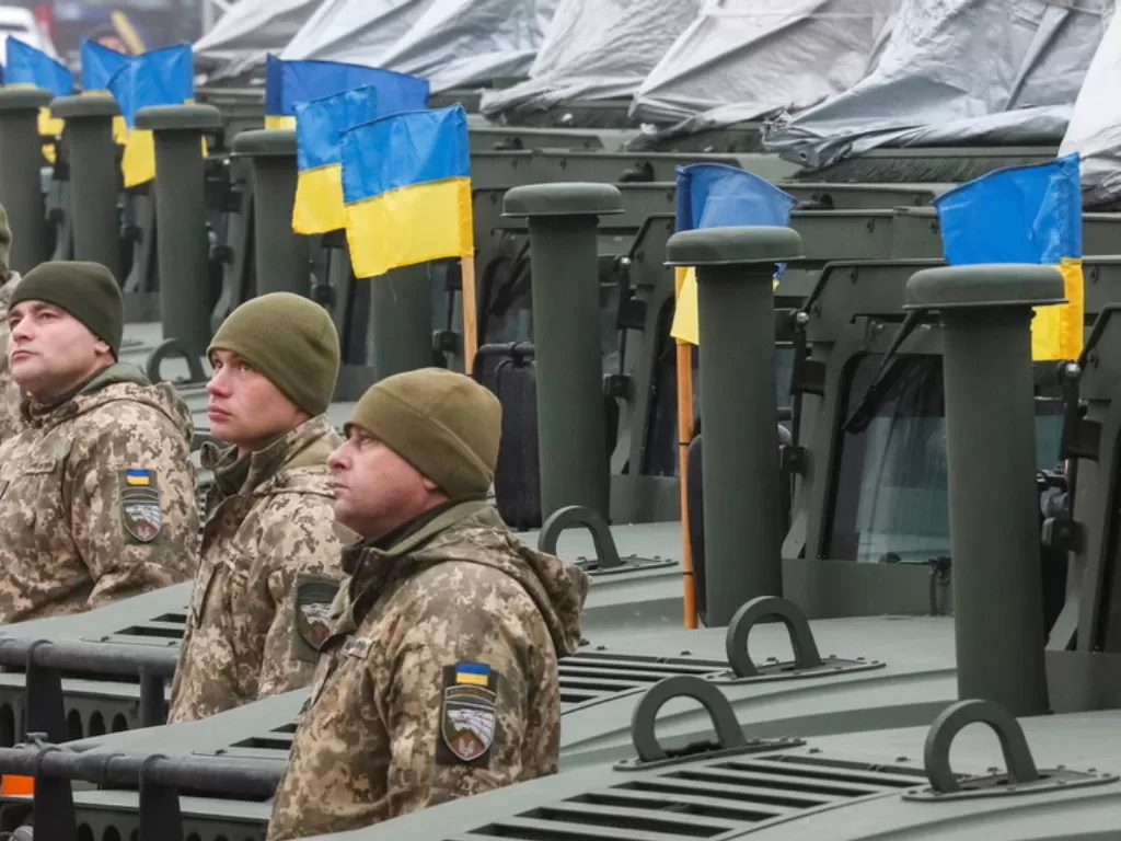Pasukan Ukraina saat mengikuti perayaan Hari Tentara di Kiev. (REUTERS/Gleb Garanich)