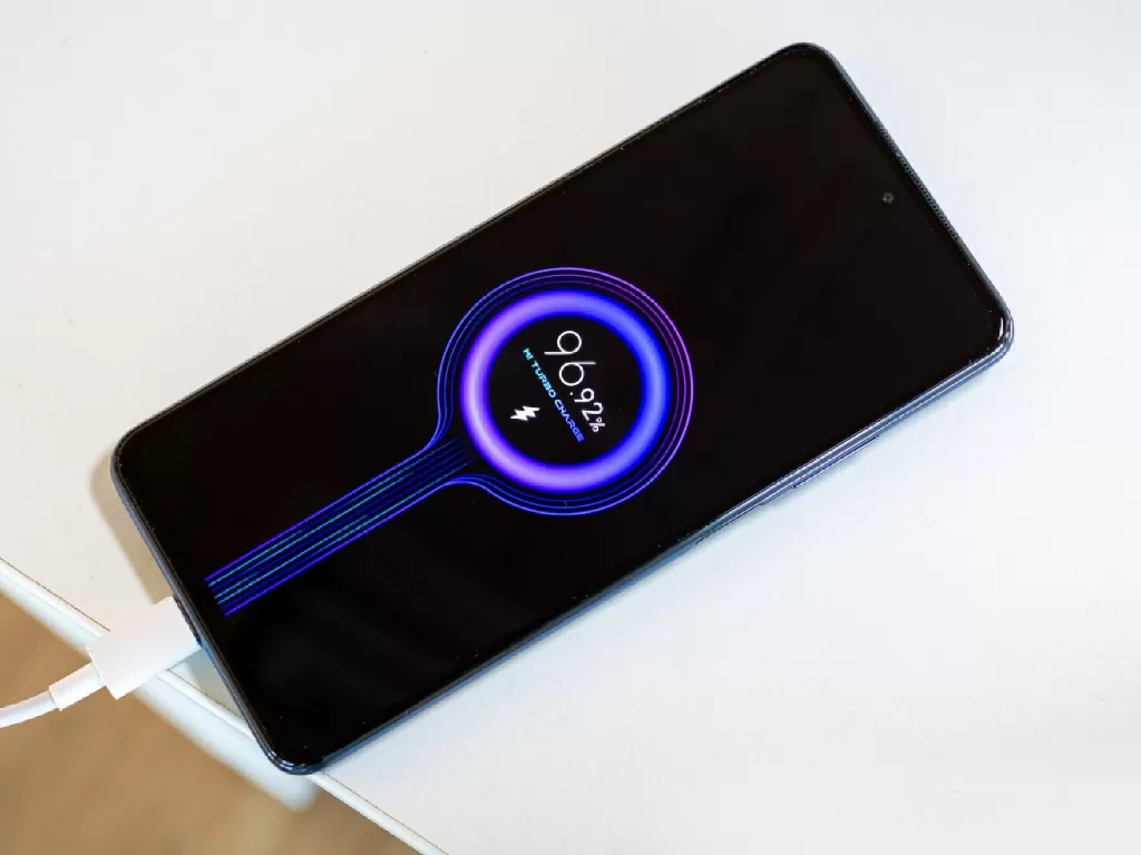 Tampilan smartphone Xiaomi yang sedang di-charging (photo/GSMArena)