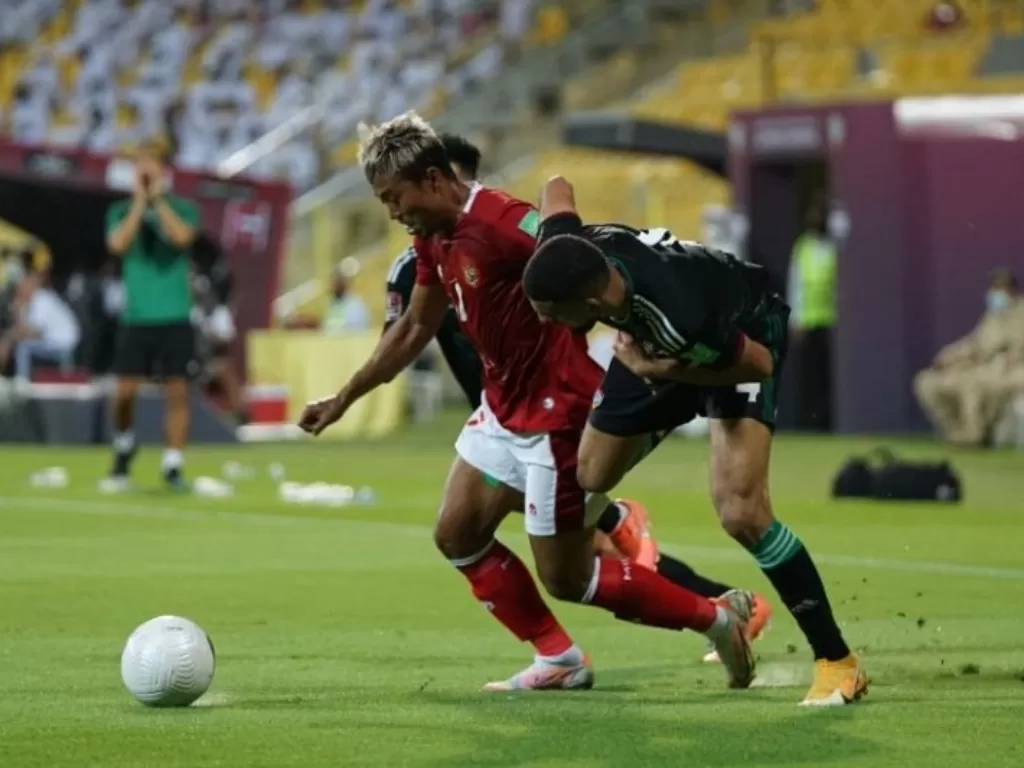 Kushedya Yudo (kiri) berebut bola dengan pemain Uni Emirat Arab (UEA) dalam laga Grup G Kualifikasi Piala Dunia 2022 di Stadion Zabeel, Dubai, Jumat (11/6/2021) malam waktu setempat (ANTARA/HO/PSSI)