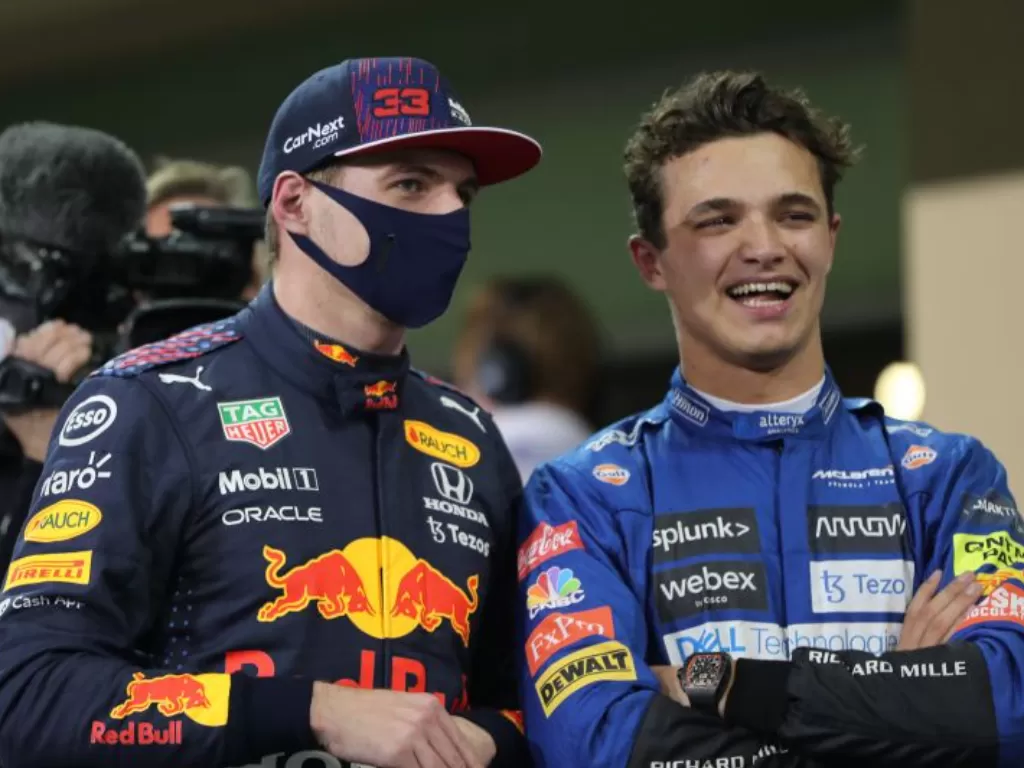  Pebalap tim Red Bull Max Verstappen dan pebalap McLaren Lando Norris berbincang setelah menjalani kualifikasi Grand Prix Abu Dhabi, Sirkuit Yas Marina, UEA. (11/12/2021) (ANTARA/POOL VIA REUTERS/KAMRAN JEBREILI)