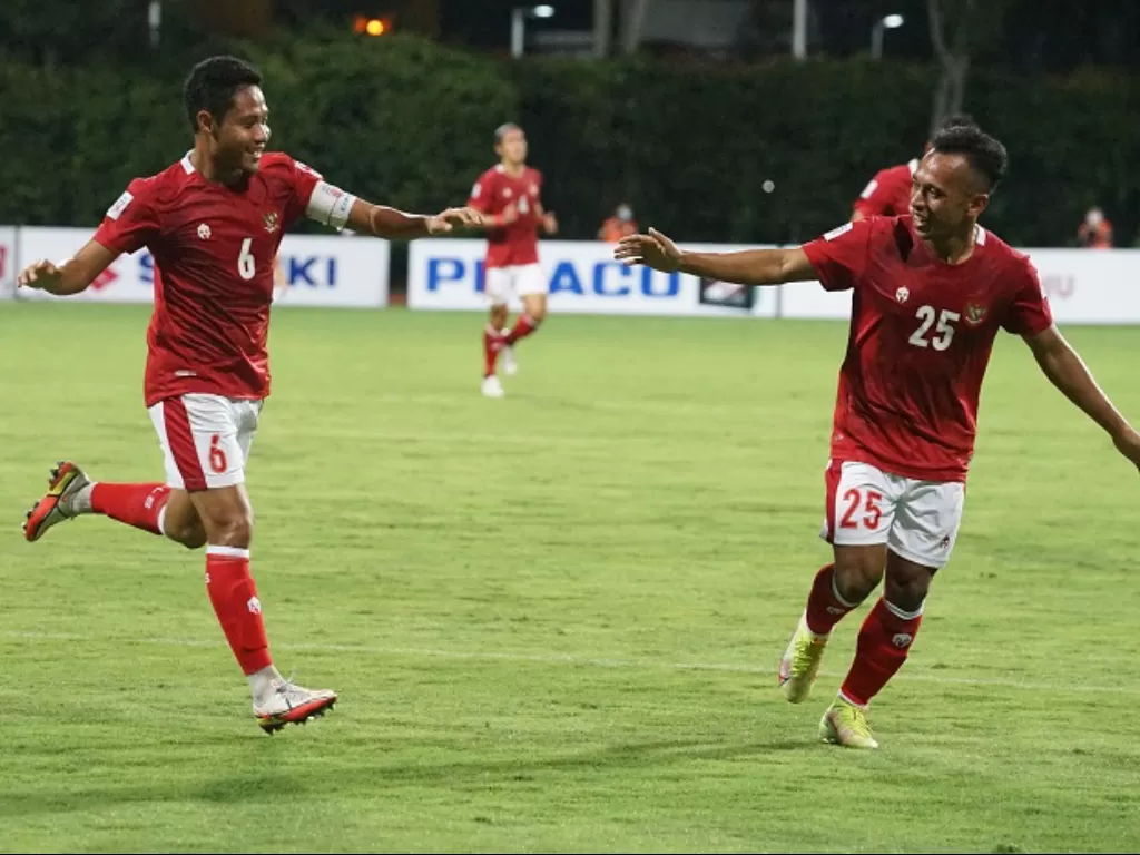 Pesepak bola Timnas Indonesia Evan Dimas (kiri) dan Irfan Jaya (kanan) berselebrasi usai menjebol gawang Kamboja. (FOTO/Humas PSSI)