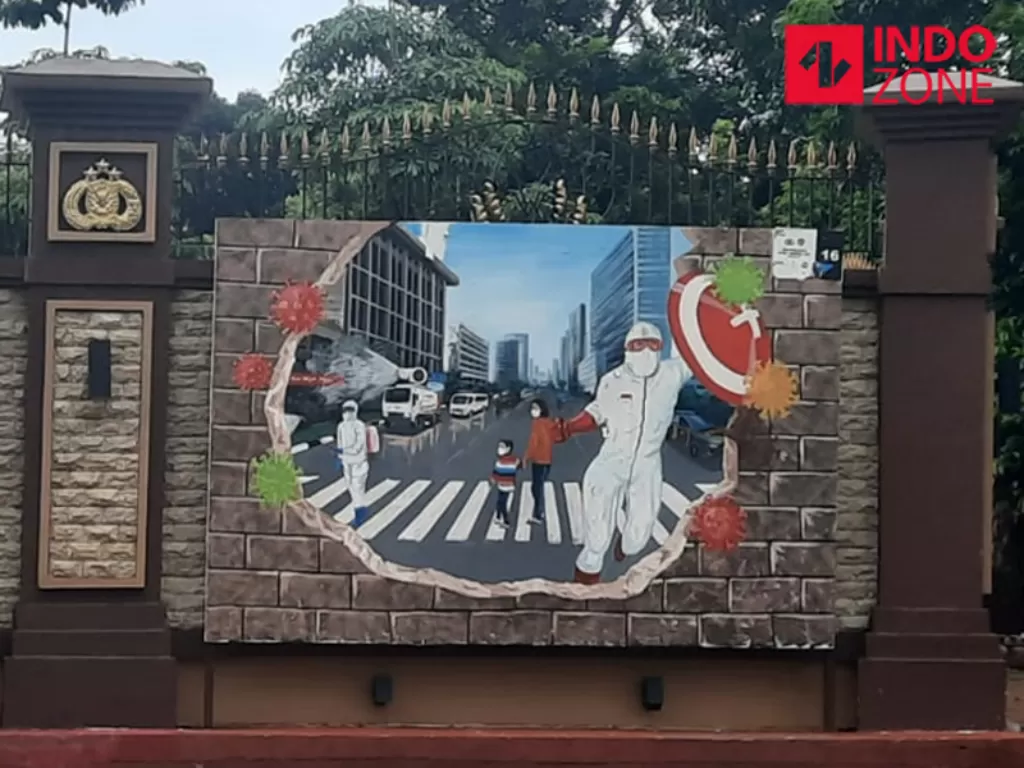 Mural tentang tenaga kesehatan yang melindungi bangsa dari serangan Covid-19 di Kebayoran Baru, Jakarta Selatan. (INDOZONE/M Fadli).