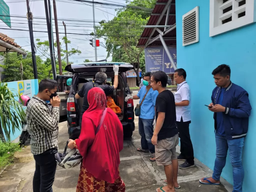  Polisi membawa jasad wanita berinisial DO yang ditemukan di sebuah kamar kos di Sempu, Banten Girang, Kota Serang. (Dok. Humas Polda Banten)